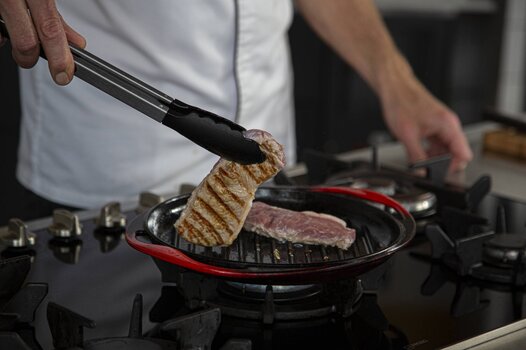 Dopo 1,5 minuti, girare la carne.