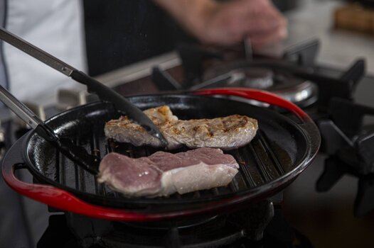 Dopo 1,5 minuti, ruotare la carne di vitello di un quarto di giro.