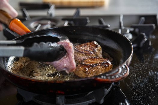 Soffriggere la carne di vitello per 2 o 3 minuti per lato.
