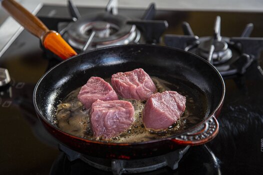 Mettere la carne di vitello nella padella.