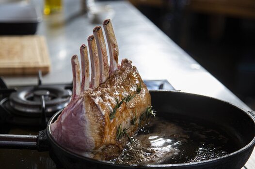 Rosolare la carne.