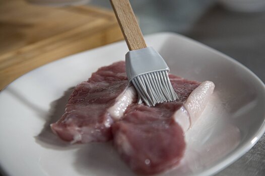 Ungere l'entrecôte con l’olio.
