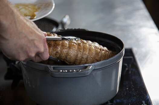 Rimettere l'arrosto nella casseruola.