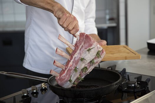 Mettere la carne di vitello nella casseruola.
