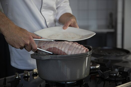 Mettere la carne di vitello nella casseruola.