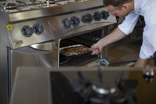Mettere la pirofila nel forno ed estrarre la carne dopo.