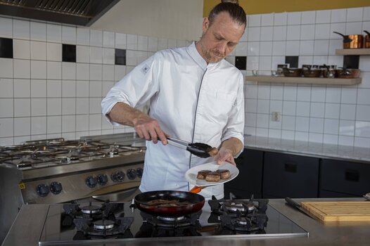 Togliere la carne di vitello dalla padella.