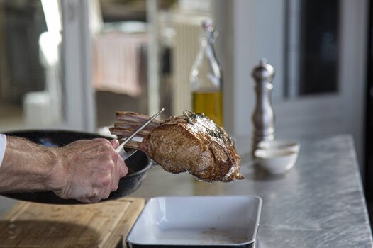 Togliere la carne di vitello dalla casseruola.