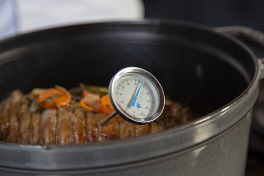 Togliere l'arrosto dalla casseruola dopo a una temperatura interna tra i 65/70ºC.