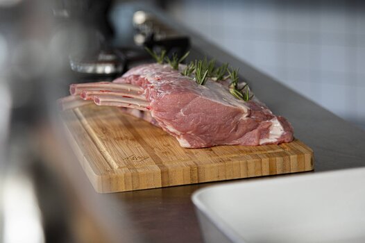 Carré di vitello alla francese con erbe fresche e aglio.