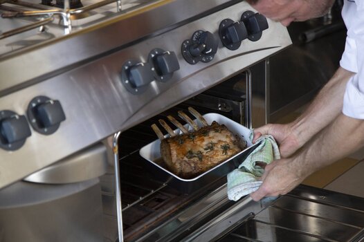 Metti la teglia con la carne di vitello nel forno.