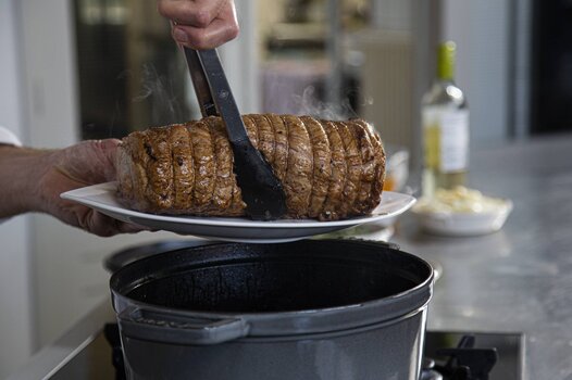 Togliere la carne di vitello dalla casseruola.