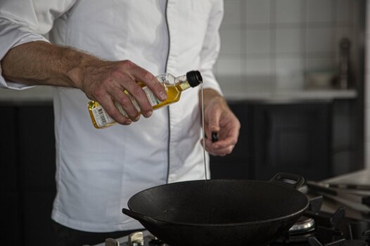 Versare un goccio d’olio nel wok.