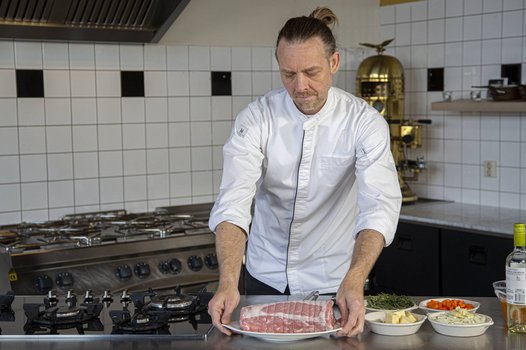 Togliere la carne di vitello dal frigorifero.