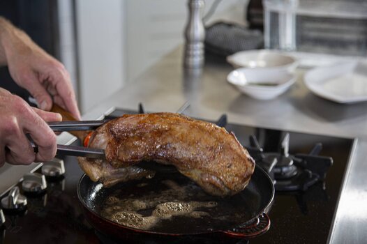 Togliere la carne di vitello dalla padella.