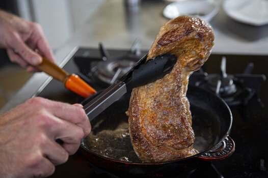 Rosolare la carne di vitello su tutti i lati.