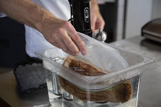 Disporre la carne di vitello sottovuoto nel bagno per la cottura sottovuoto.