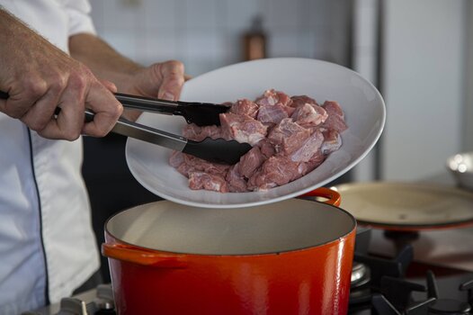 Mettere la carne di vitello nella casseruola.