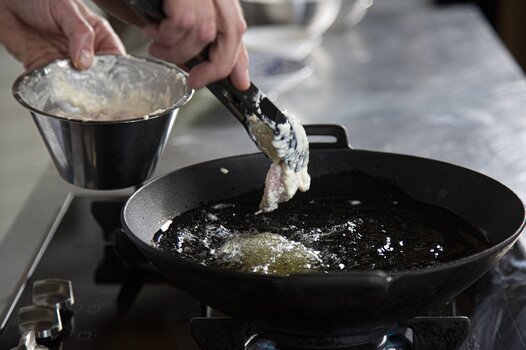 Mettere gli straccetti di carne di vitello nel wok.