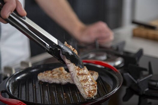 Dopo 1,5 minuti, ruotare la carne di vitello di un quarto di giro, fino a raggiungere una cottura media