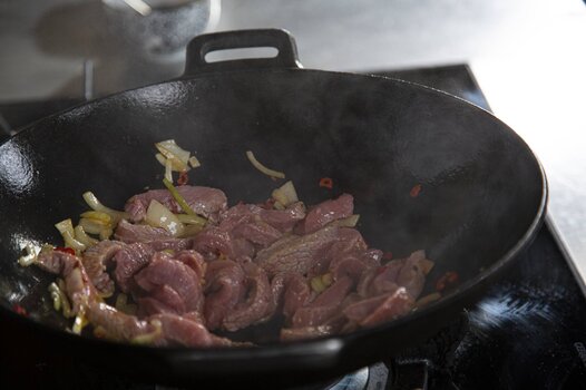 Quando l’olio si sarà scaldato, aggiungere la carne di vitello